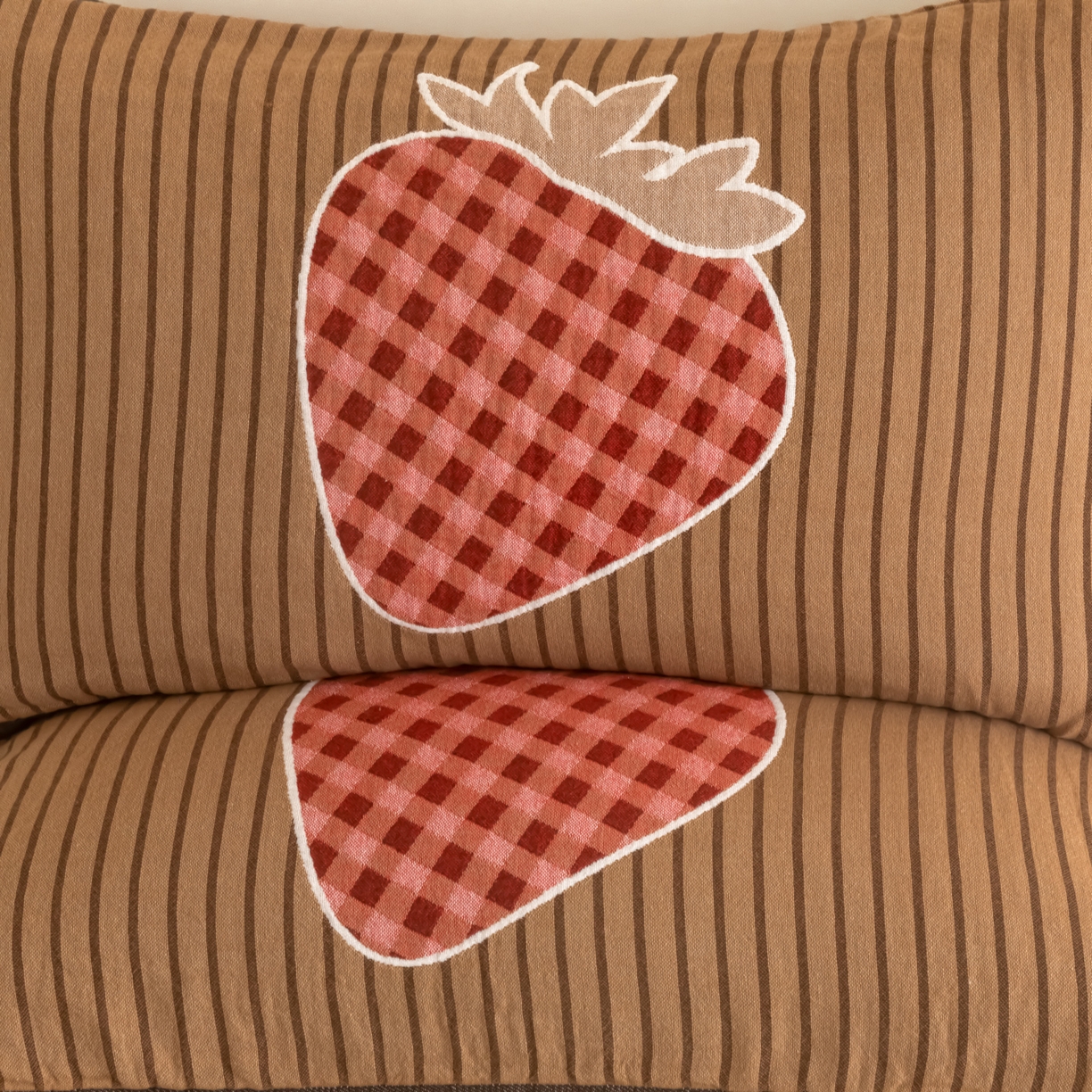 91家纺网 家纺一手货源 找家纺 乐家毛巾被（工厂自产自销） 2026新款四层色织全棉提花纱布软萌枕巾 条纹草莓