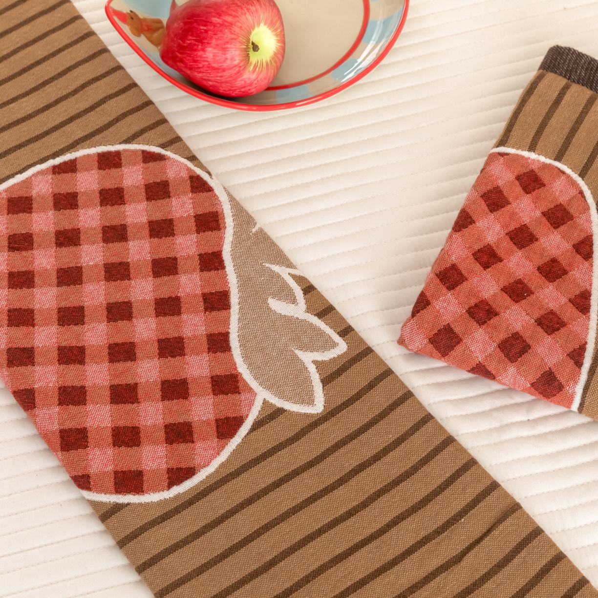 91家纺网 家纺一手货源 找家纺 乐家毛巾被（工厂自产自销） 2026新款四层色织全棉提花纱布软萌枕巾 条纹草莓