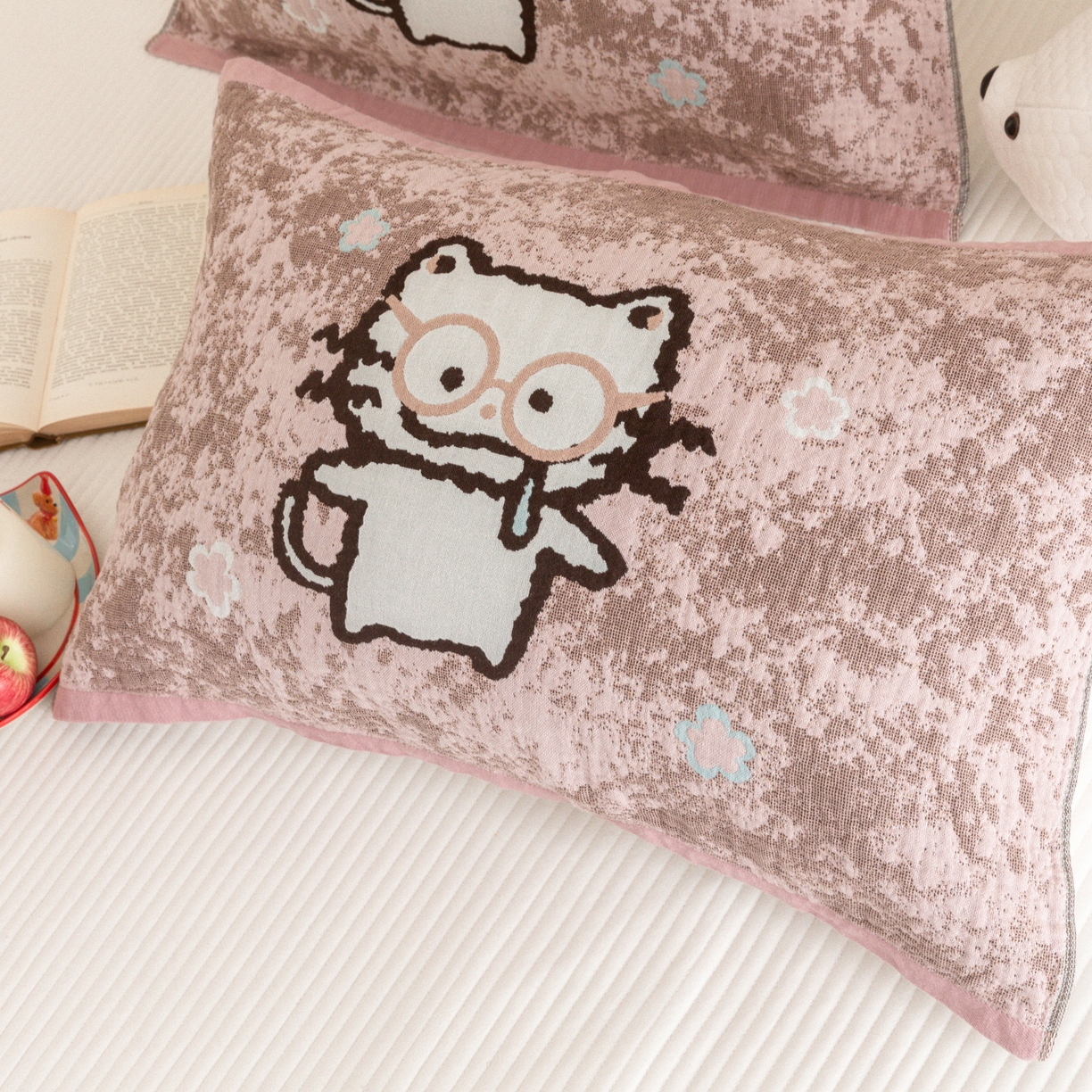 91家纺网 家纺一手货源 找家纺 乐家毛巾被（工厂自产自销） 2026新款四层色织全棉提花纱布软萌枕巾 眼镜猫