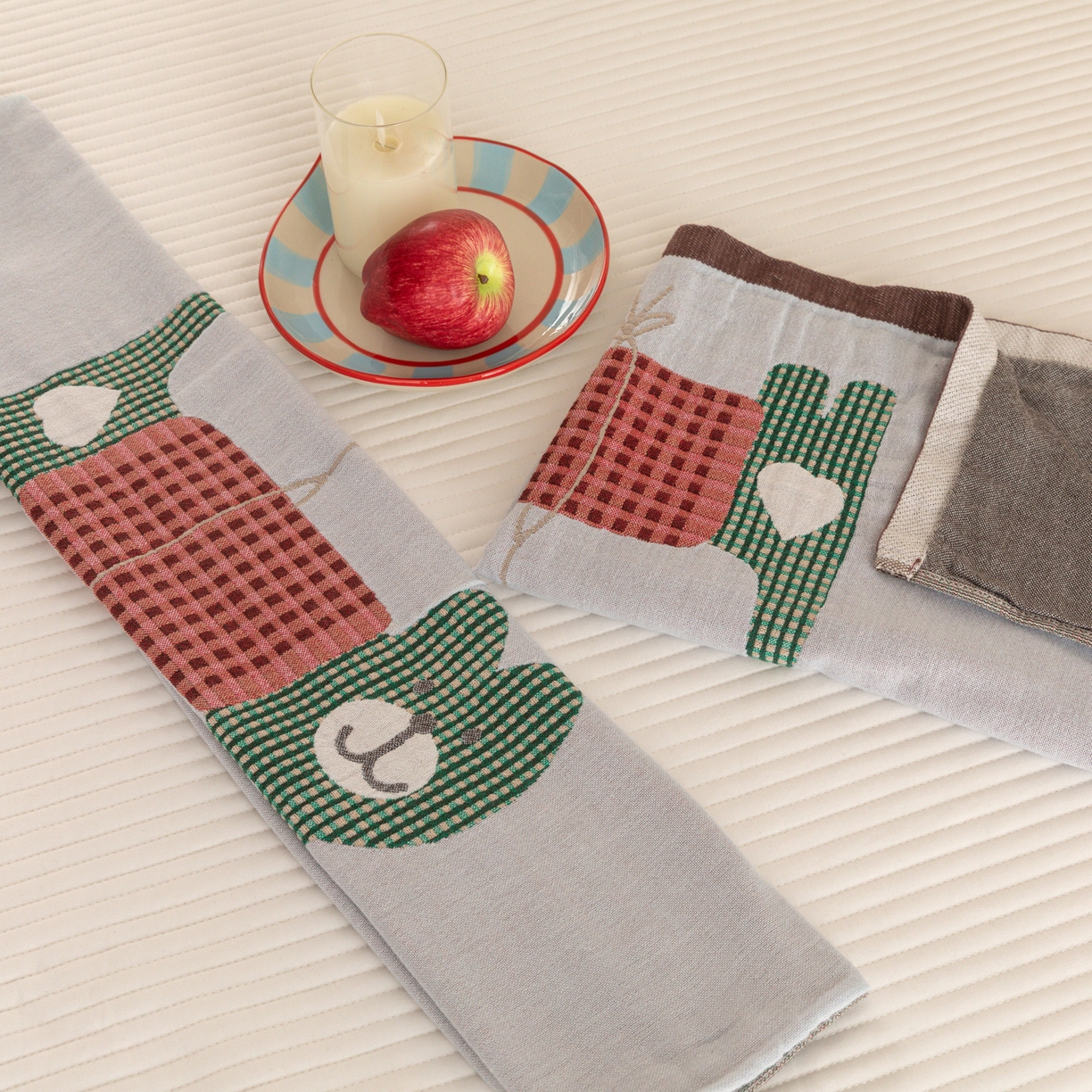 91家纺网 家纺一手货源 找家纺 乐家毛巾被（工厂自产自销） 2026新款四层色织全棉提花纱布软萌枕巾 气球小熊