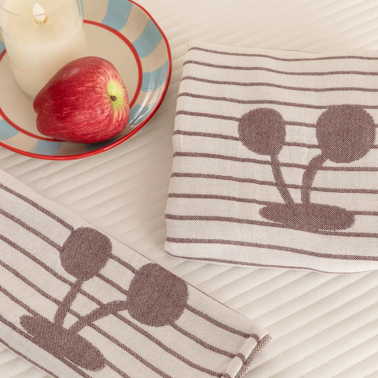 91家纺网 家纺一手货源 找家纺 乐家毛巾被（工厂自产自销） 2026新款四层色织全棉提花纱布软萌枕巾 条纹樱桃