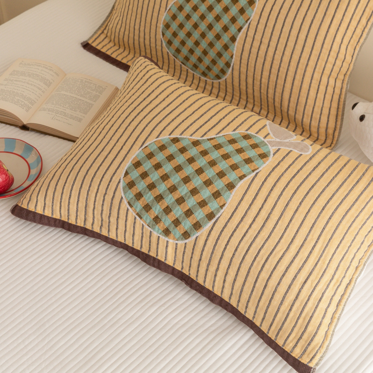 91家纺网 家纺一手货源 找家纺 乐家毛巾被（工厂自产自销） 2026新款四层色织全棉提花纱布软萌枕巾 条纹鸭梨