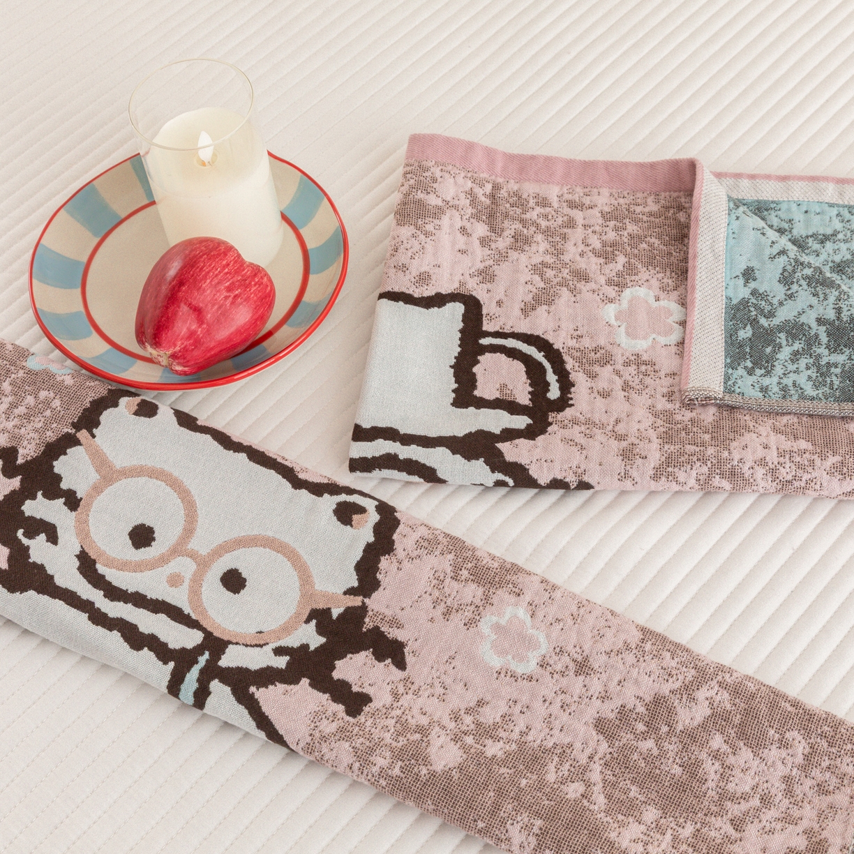 91家纺网 家纺一手货源 找家纺 乐家毛巾被（工厂自产自销） 2026新款四层色织全棉提花纱布软萌枕巾 眼镜猫