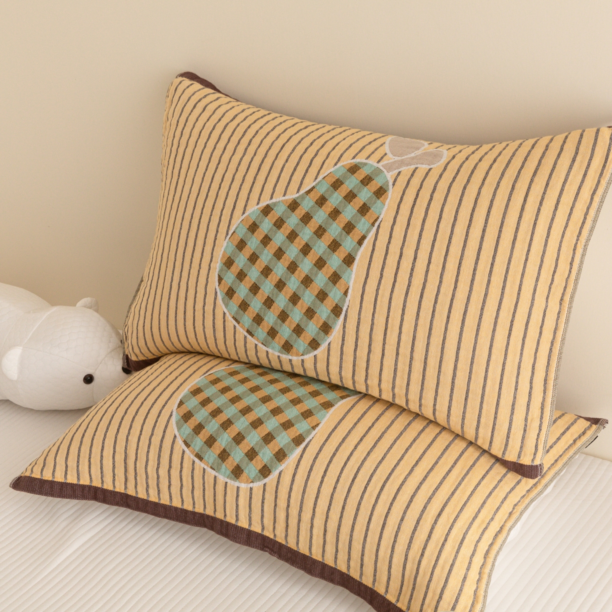 91家纺网 家纺一手货源 找家纺 乐家毛巾被（工厂自产自销） 2026新款四层色织全棉提花纱布软萌枕巾 条纹鸭梨