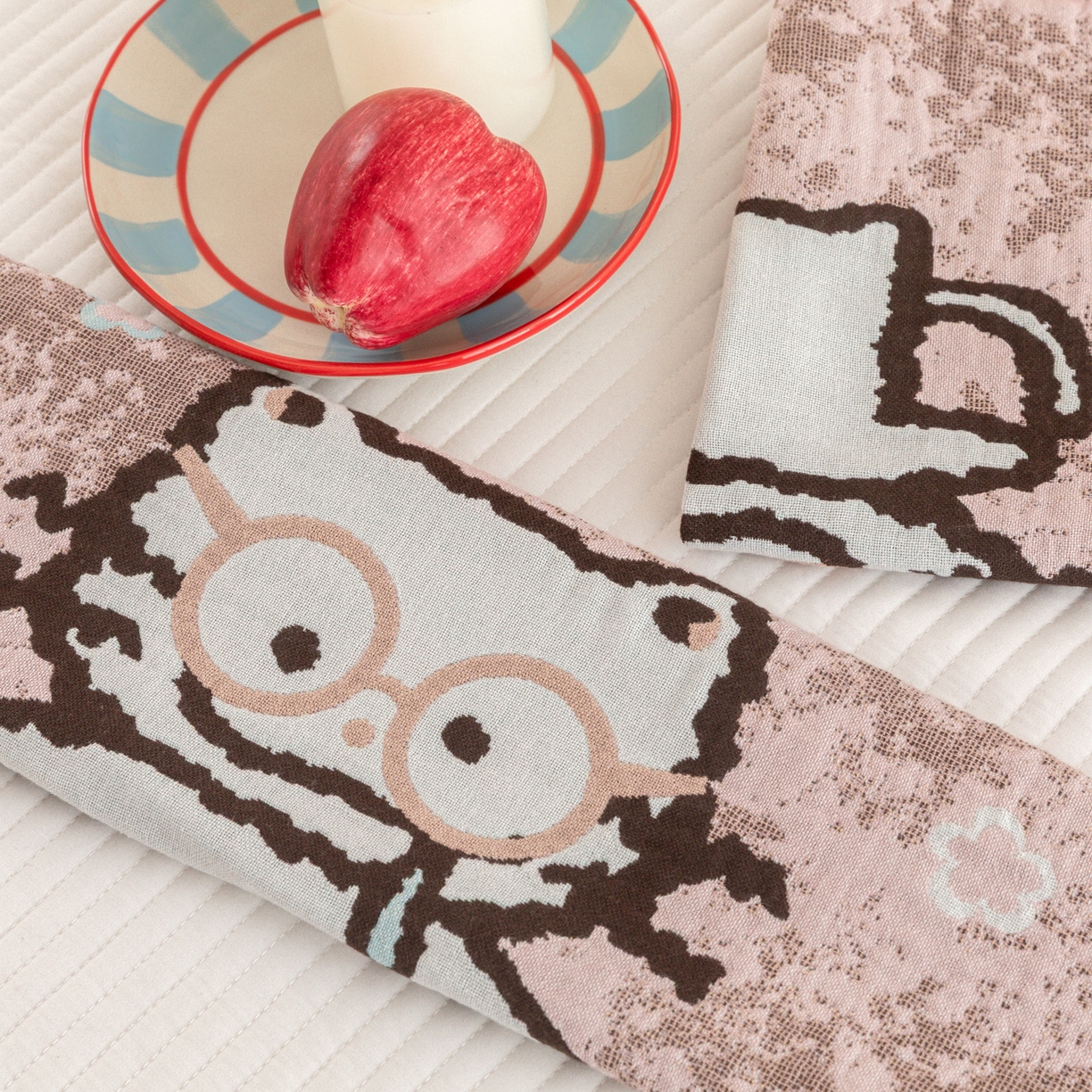 91家纺网 家纺一手货源 找家纺 乐家毛巾被（工厂自产自销） 2026新款四层色织全棉提花纱布软萌枕巾 眼镜猫