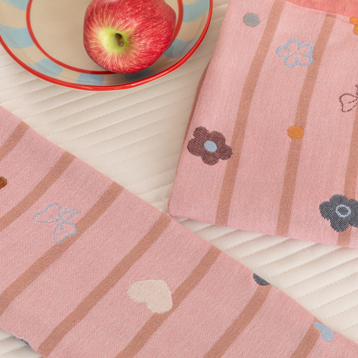 91家纺网 家纺一手货源 找家纺 乐家毛巾被（工厂自产自销） 2026新款四层色织全棉提花纱布软萌枕巾 粉底条纹花