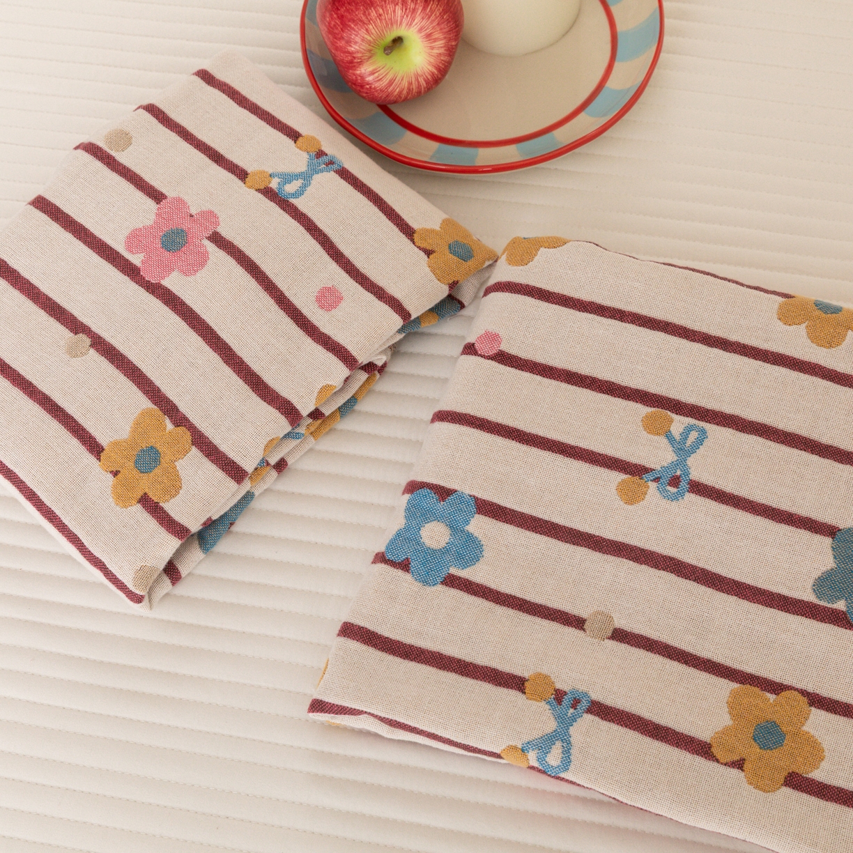 91家纺网 家纺一手货源 找家纺 乐家毛巾被（工厂自产自销） 2026新款四层色织全棉提花纱布软萌枕巾 白底条纹花