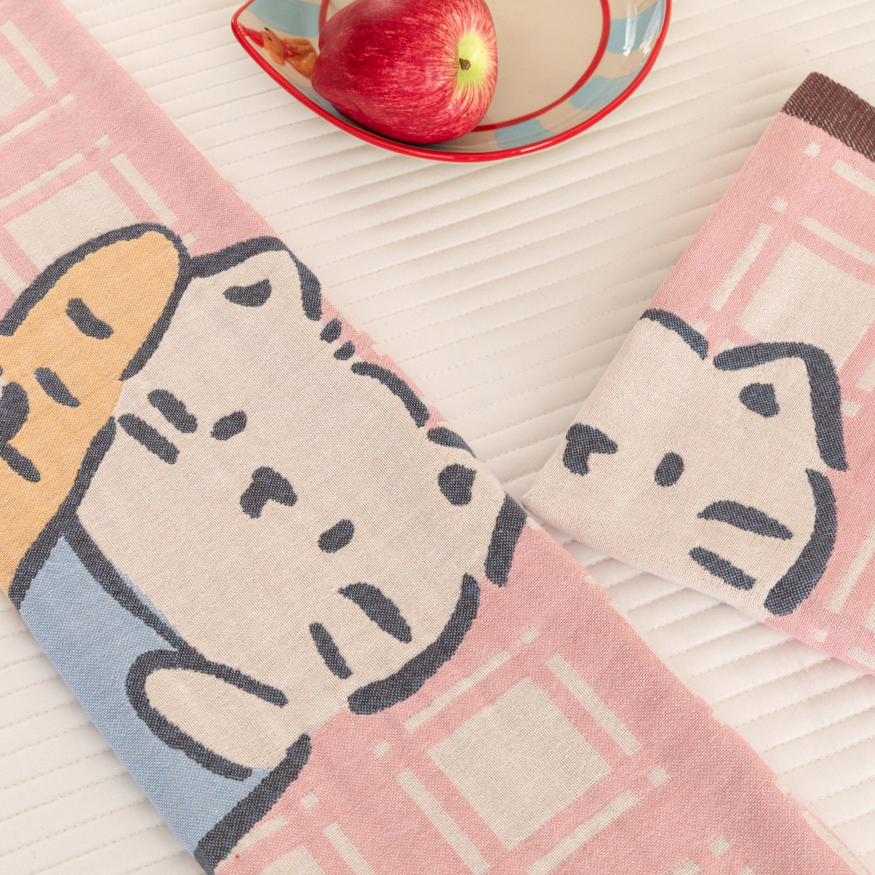 91家纺网 家纺一手货源 找家纺 乐家毛巾被（工厂自产自销） 2026新款四层色织全棉提花纱布软萌枕巾 面包小猫