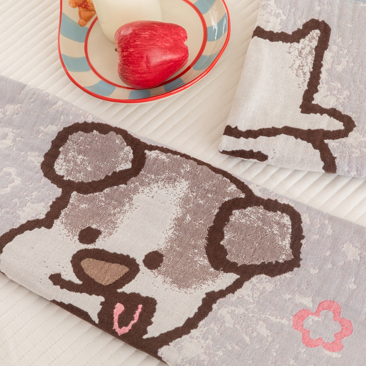 91家纺网 家纺一手货源 找家纺 乐家毛巾被（工厂自产自销） 2026新款四层色织全棉提花纱布软萌枕巾 调皮小狗