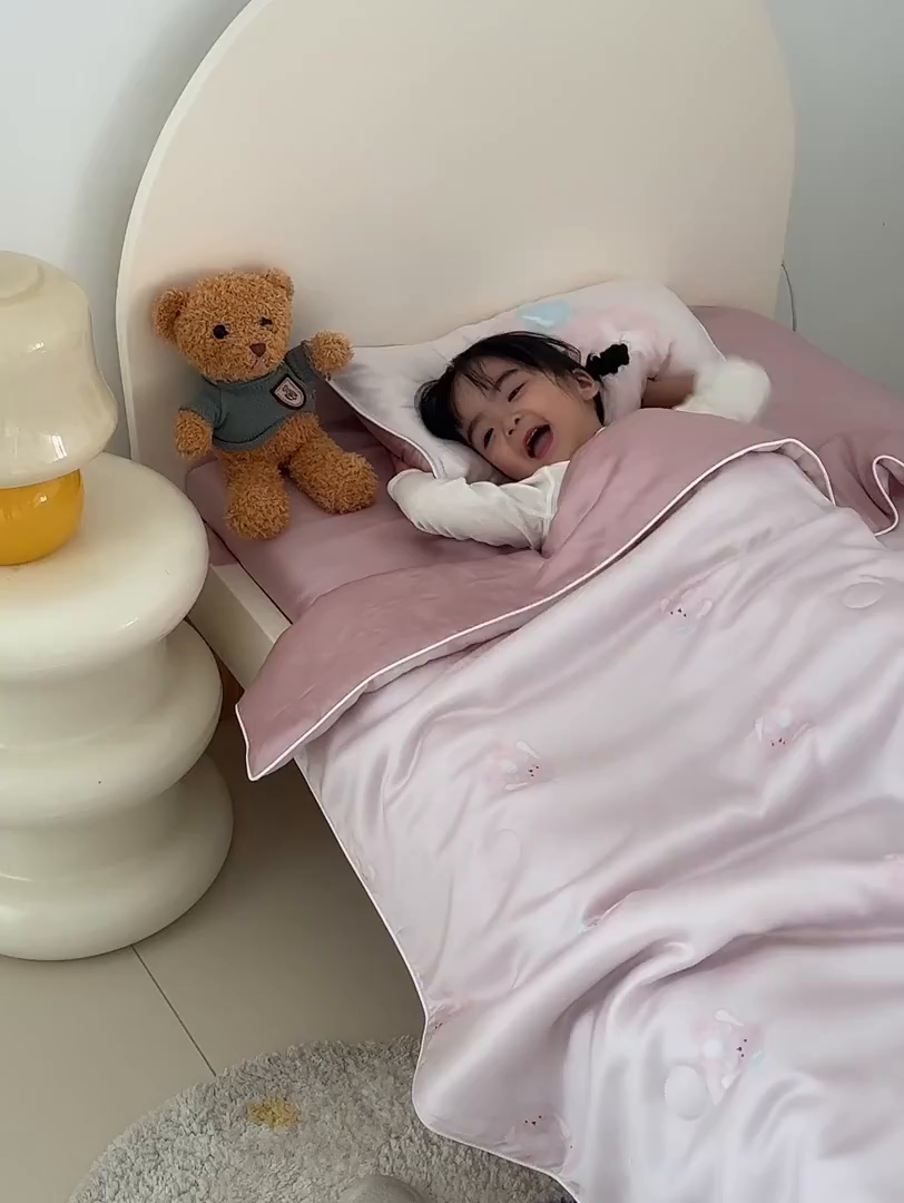 91家纺网 家纺一手货源 找家纺 荷马之梦 2026新款A类60s兰精天丝原创手绘卡通大豆纤维儿童夏被 米米兔