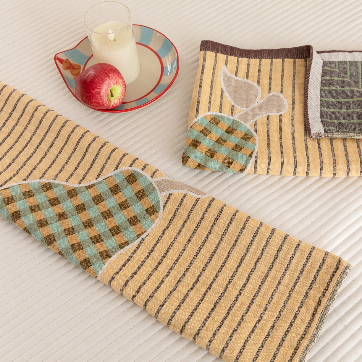 91家纺网 家纺一手货源 找家纺 乐家毛巾被（工厂自产自销） 2026新款四层色织全棉提花纱布软萌枕巾 条纹鸭梨