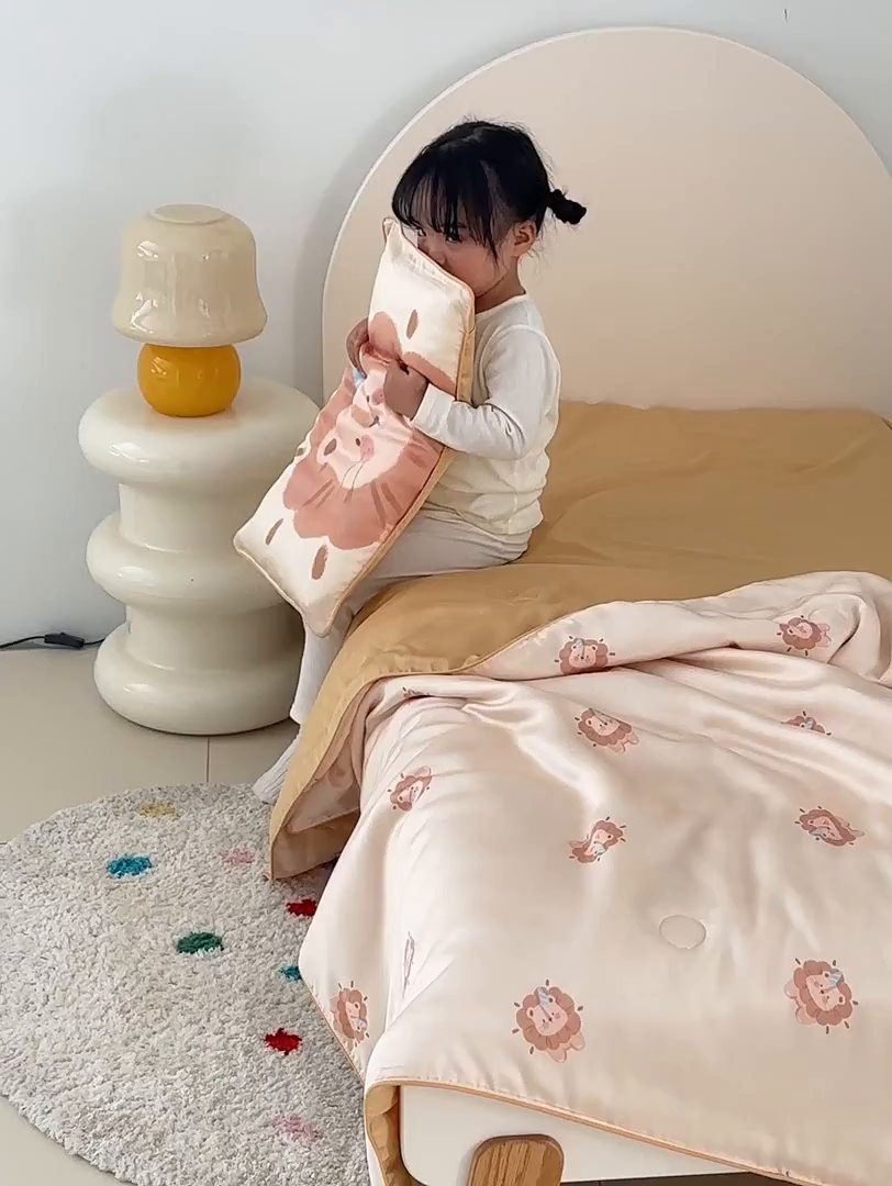 91家纺网 家纺一手货源 找家纺 荷马之梦 2026新款A类60s兰精天丝原创手绘卡通大豆纤维儿童夏被 萌小狮