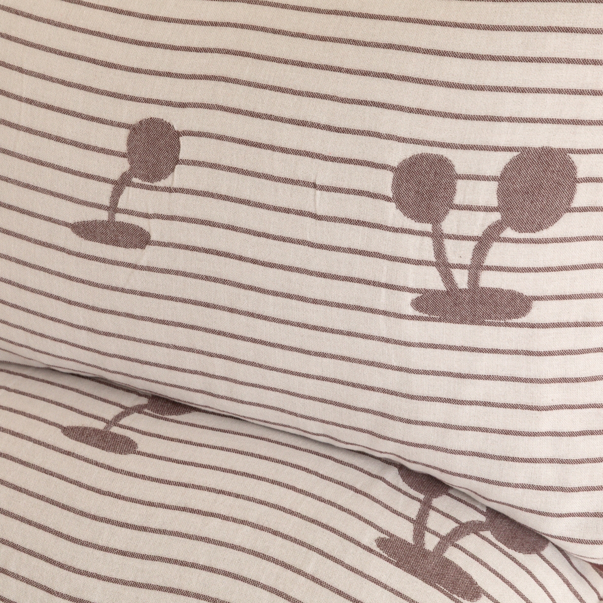 91家纺网 家纺一手货源 找家纺 乐家毛巾被（工厂自产自销） 2026新款四层色织全棉提花纱布软萌枕巾 条纹樱桃