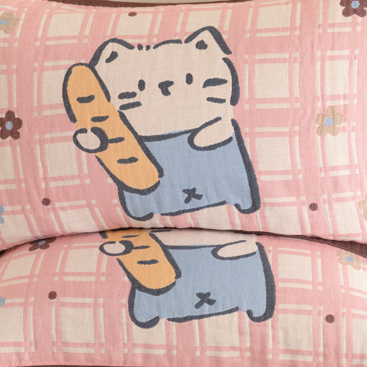 91家纺网 家纺一手货源 找家纺 乐家毛巾被（工厂自产自销） 2026新款四层色织全棉提花纱布软萌枕巾 面包小猫