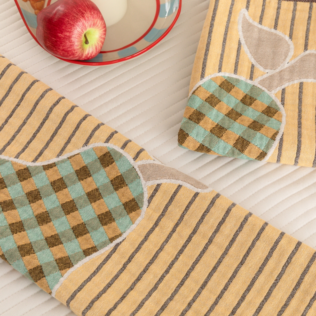 91家纺网 家纺一手货源 找家纺 乐家毛巾被（工厂自产自销） 2026新款四层色织全棉提花纱布软萌枕巾 条纹鸭梨