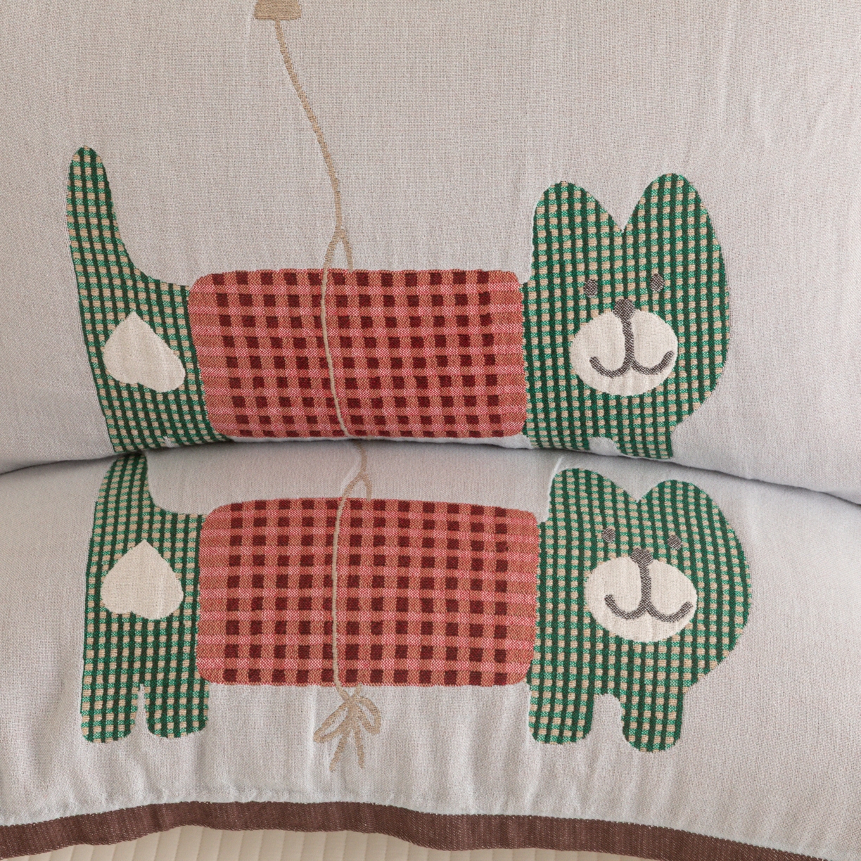 91家纺网 家纺一手货源 找家纺 乐家毛巾被（工厂自产自销） 2026新款四层色织全棉提花纱布软萌枕巾 气球小熊