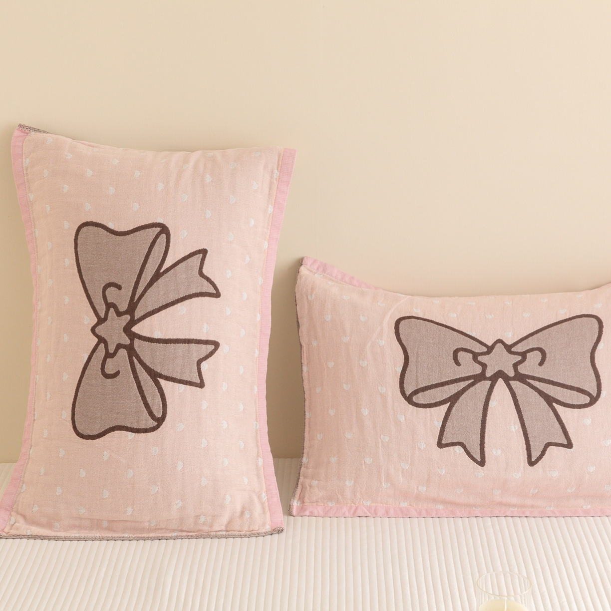 91家纺网 家纺一手货源 找家纺 乐家毛巾被（工厂自产自销） 2026新款四层色织全棉提花纱布软萌枕巾 蝴蝶结