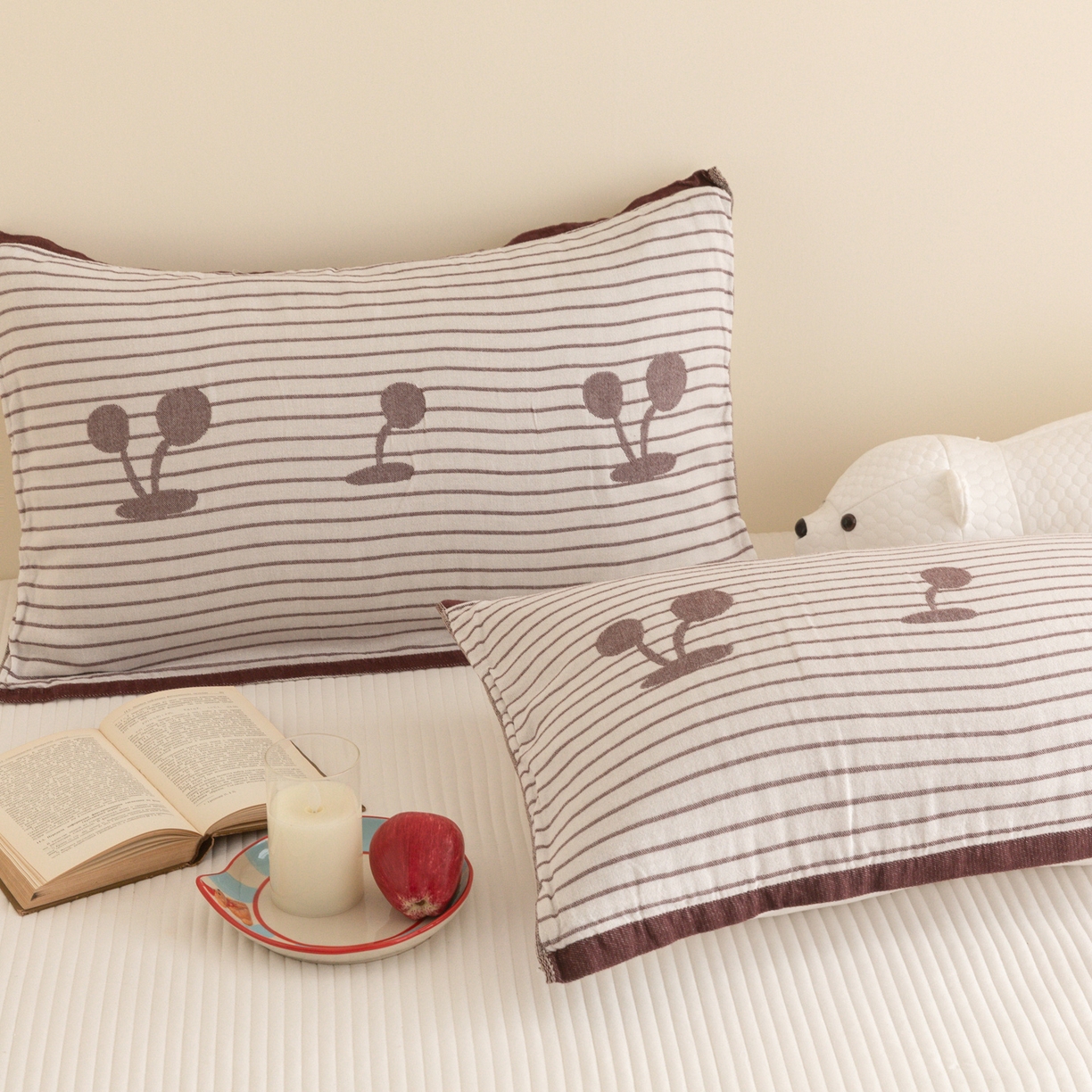 91家纺网 家纺一手货源 找家纺 乐家毛巾被（工厂自产自销） 2026新款四层色织全棉提花纱布软萌枕巾 条纹樱桃