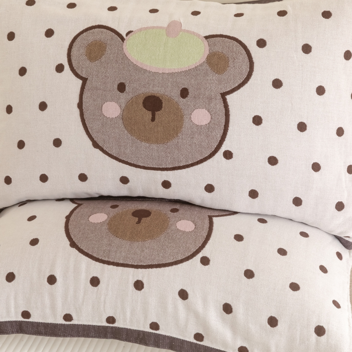 91家纺网 家纺一手货源 找家纺 乐家毛巾被（工厂自产自销） 2026新款四层色织全棉提花纱布软萌枕巾 帽子熊