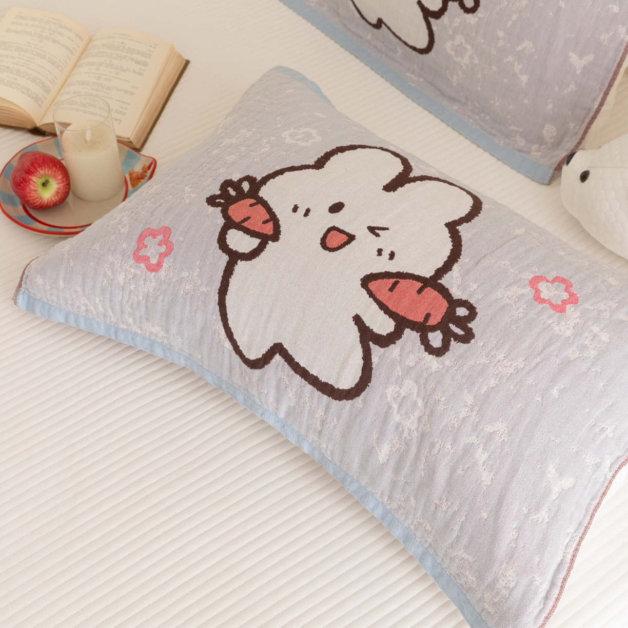 91家纺网 家纺一手货源 找家纺 乐家毛巾被（工厂自产自销） 2026新款四层色织全棉提花纱布软萌枕巾 萝卜兔子