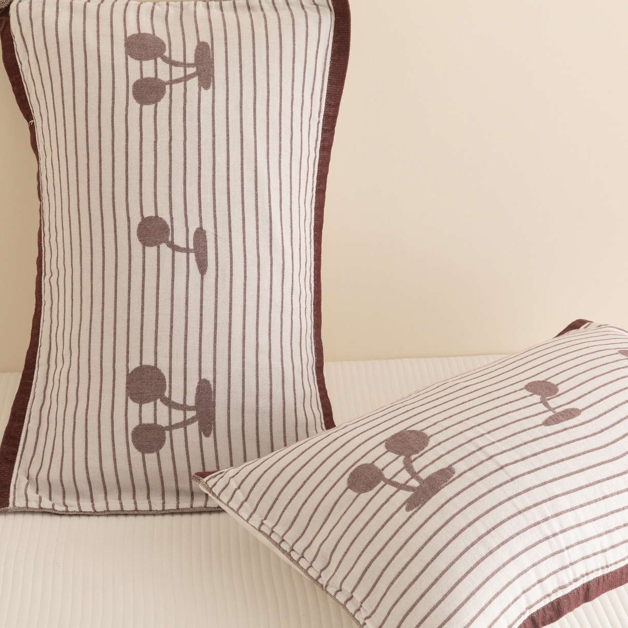 91家纺网 家纺一手货源 找家纺 乐家毛巾被（工厂自产自销） 2026新款四层色织全棉提花纱布软萌枕巾 条纹樱桃