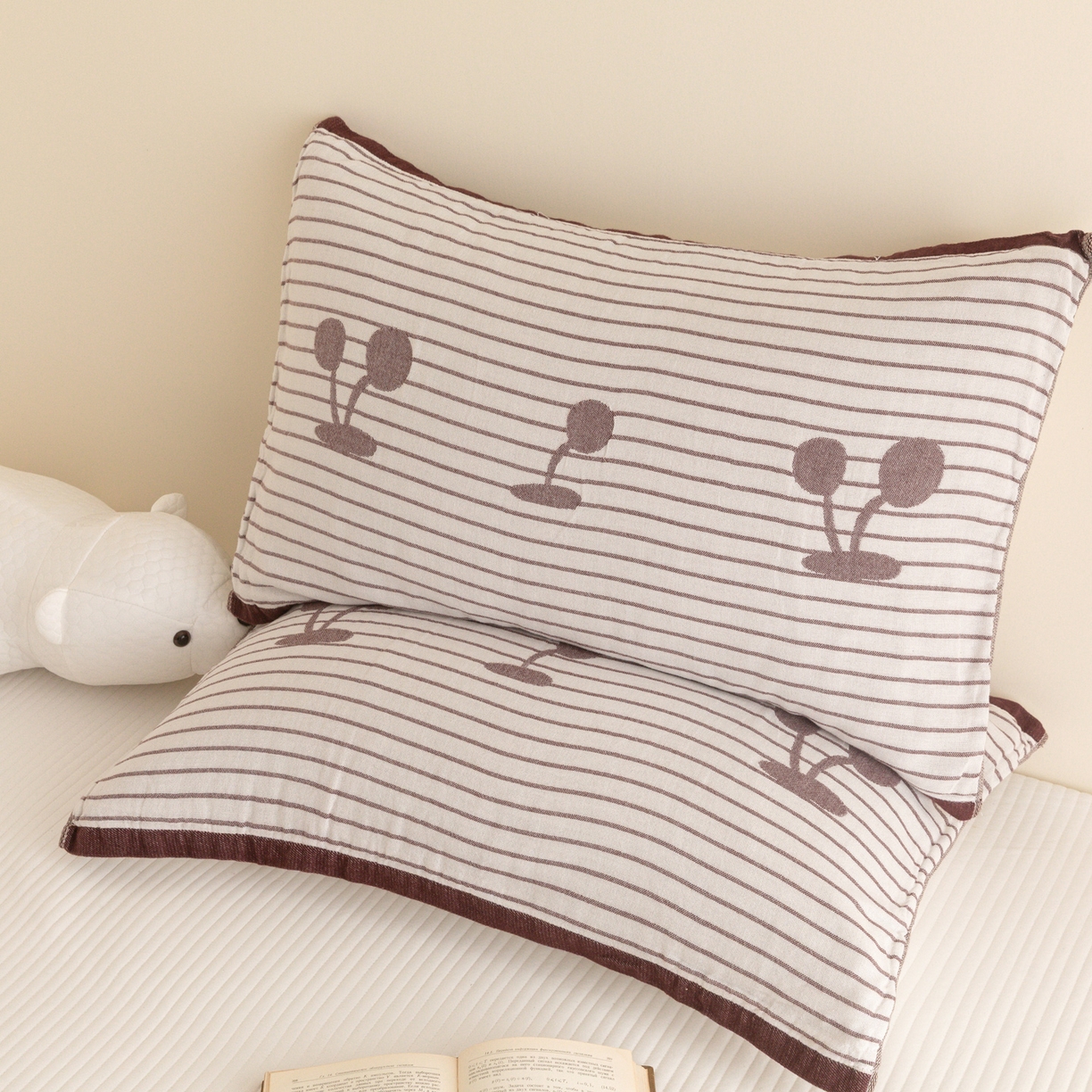 91家纺网 家纺一手货源 找家纺 乐家毛巾被（工厂自产自销） 2026新款四层色织全棉提花纱布软萌枕巾 条纹樱桃