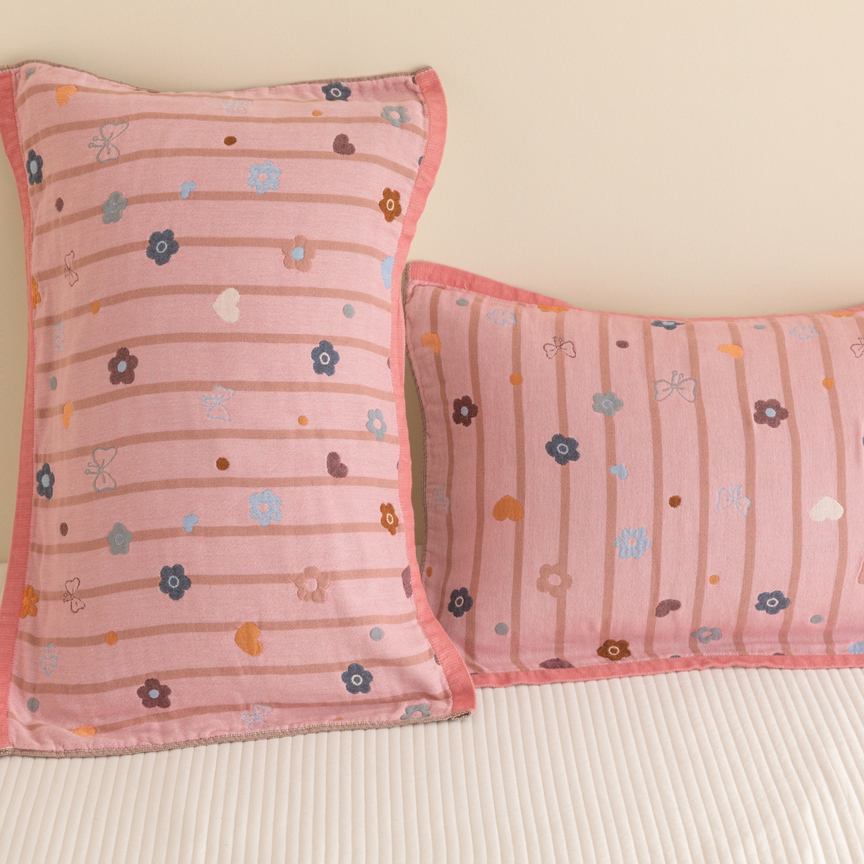 91家纺网 家纺一手货源 找家纺 乐家毛巾被（工厂自产自销） 2026新款四层色织全棉提花纱布软萌枕巾 粉底条纹花