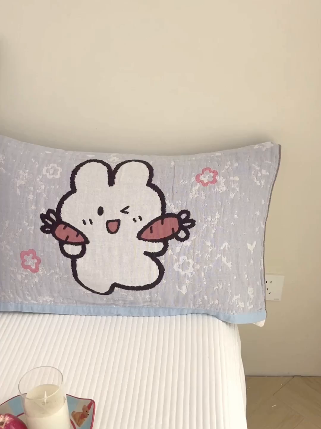 91家纺网 家纺一手货源 找家纺 乐家毛巾被（工厂自产自销） 2026新款四层色织全棉提花纱布软萌枕巾 萝卜兔子