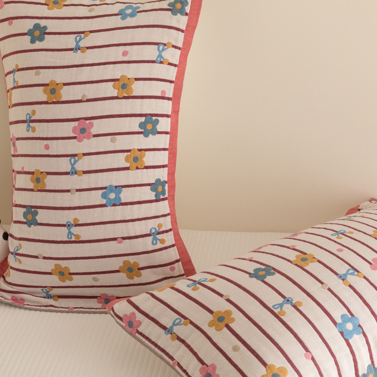 91家纺网 家纺一手货源 找家纺 乐家毛巾被（工厂自产自销） 2026新款四层色织全棉提花纱布软萌枕巾 白底条纹花