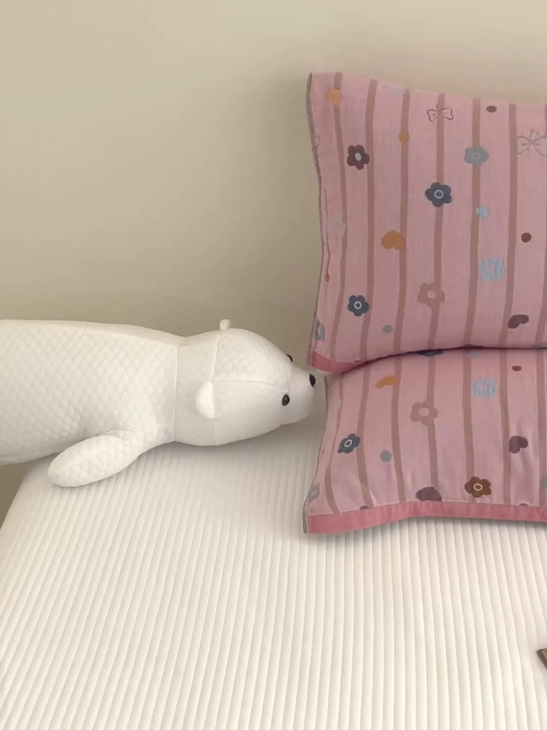 91家纺网 家纺一手货源 找家纺 乐家毛巾被（工厂自产自销） 2026新款四层色织全棉提花纱布软萌枕巾 粉底条纹花