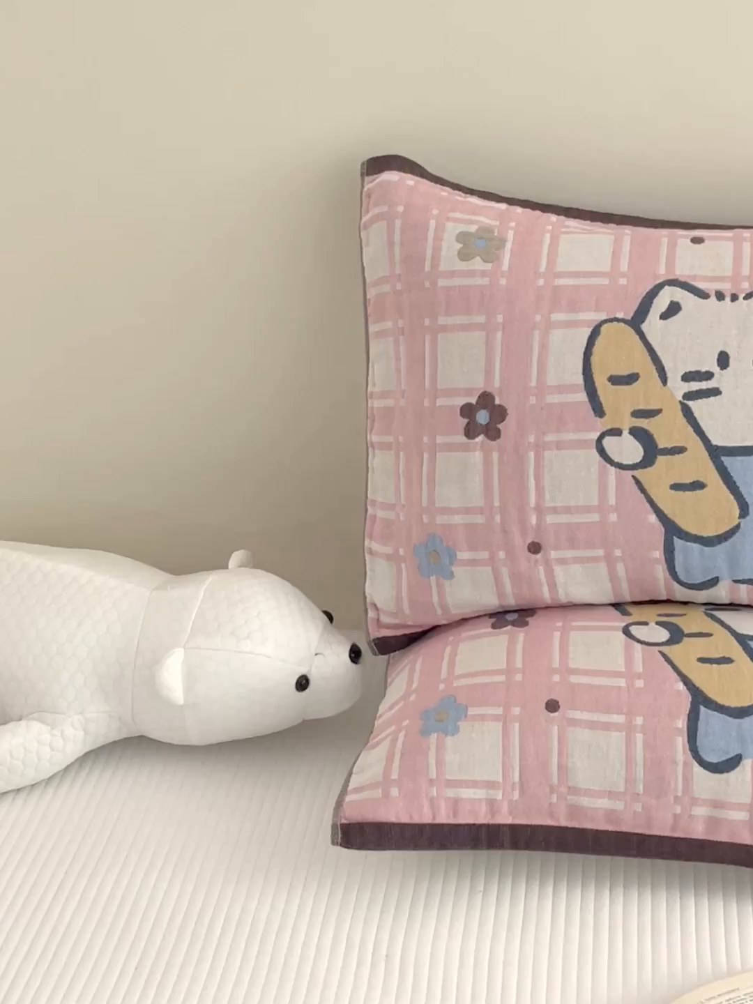 91家纺网 家纺一手货源 找家纺 乐家毛巾被（工厂自产自销） 2026新款四层色织全棉提花纱布软萌枕巾 面包小猫