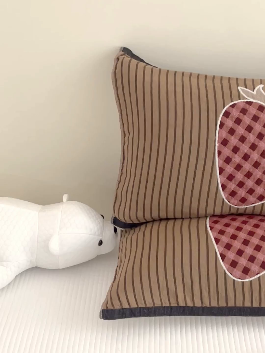 91家纺网 家纺一手货源 找家纺 乐家毛巾被（工厂自产自销） 2026新款四层色织全棉提花纱布软萌枕巾 条纹草莓