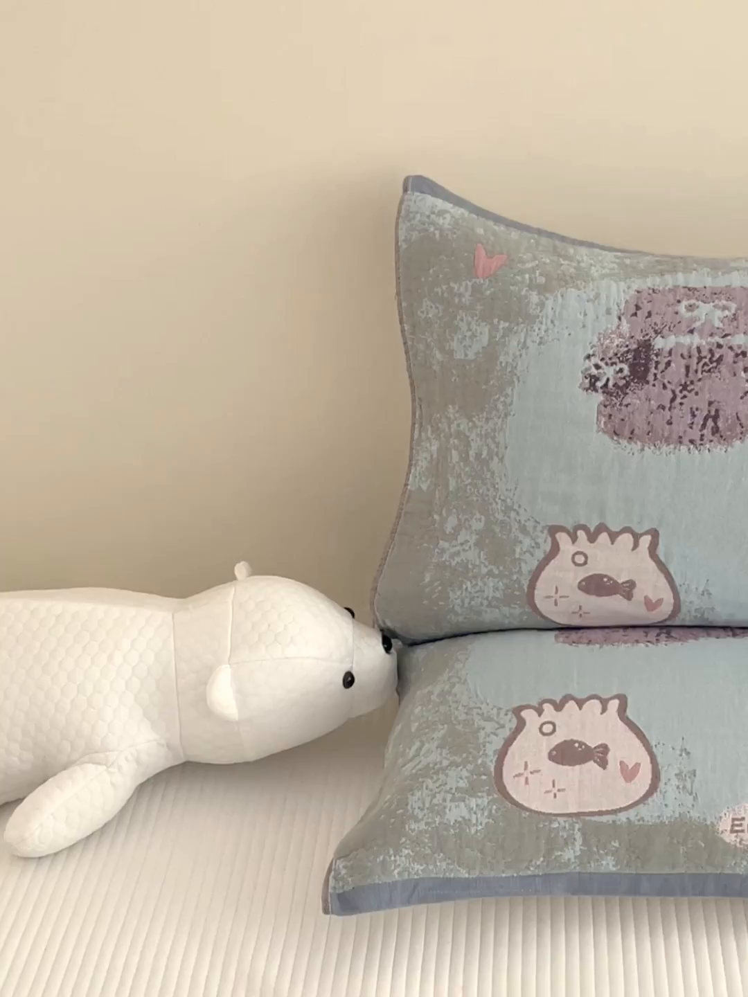 91家纺网 家纺一手货源 找家纺 乐家毛巾被（工厂自产自销） 2026新款四层色织全棉提花纱布软萌枕巾 黑猫小鱼