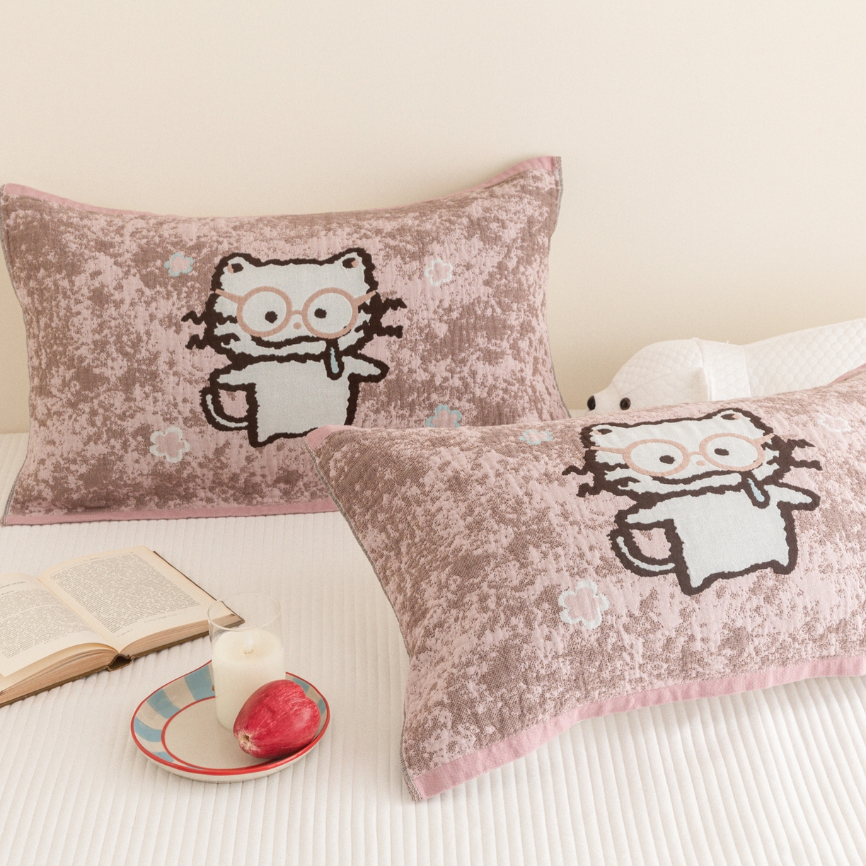 91家纺网 家纺一手货源 找家纺 乐家毛巾被（工厂自产自销） 2026新款四层色织全棉提花纱布软萌枕巾 眼镜猫