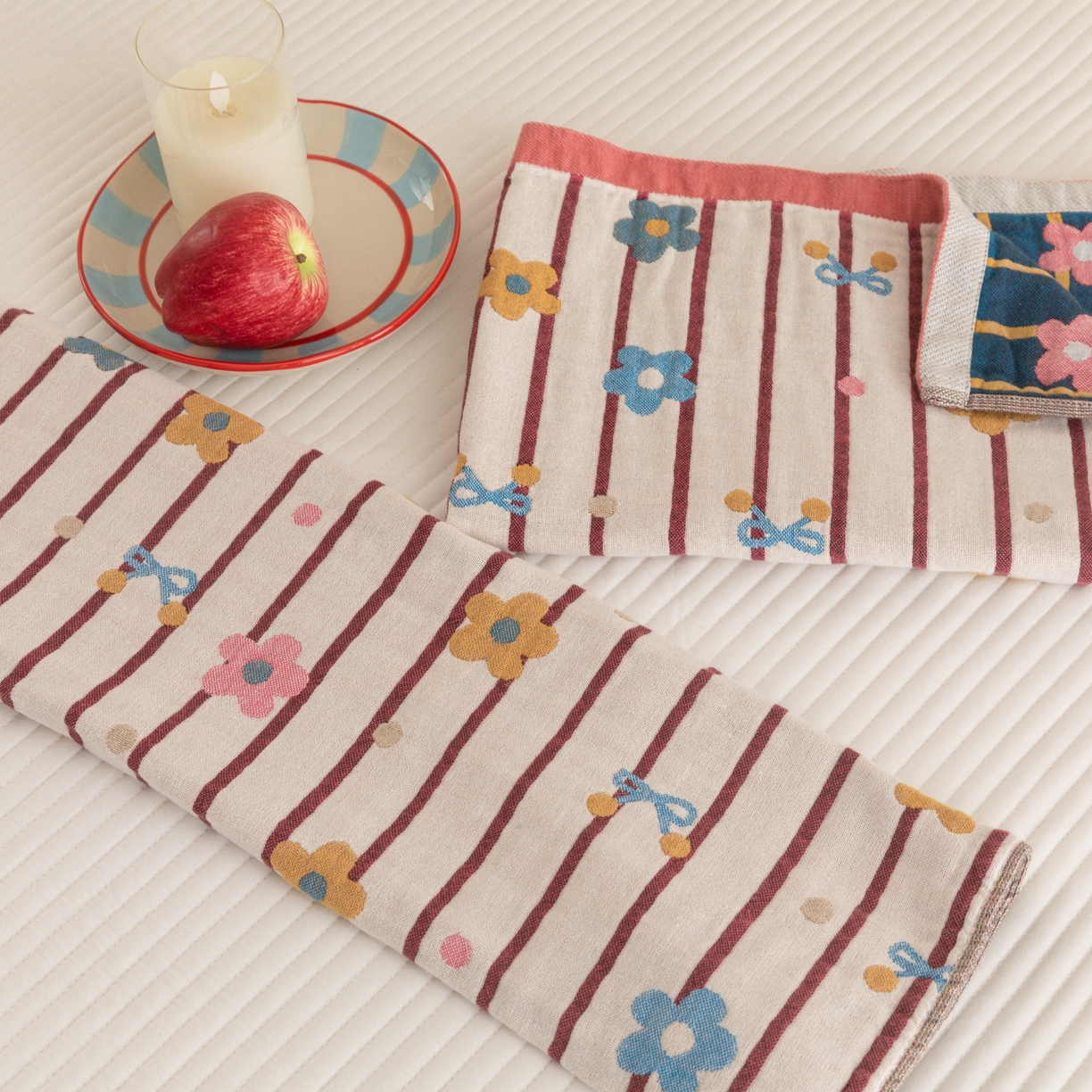 91家纺网 家纺一手货源 找家纺 乐家毛巾被（工厂自产自销） 2026新款四层色织全棉提花纱布软萌枕巾 白底条纹花