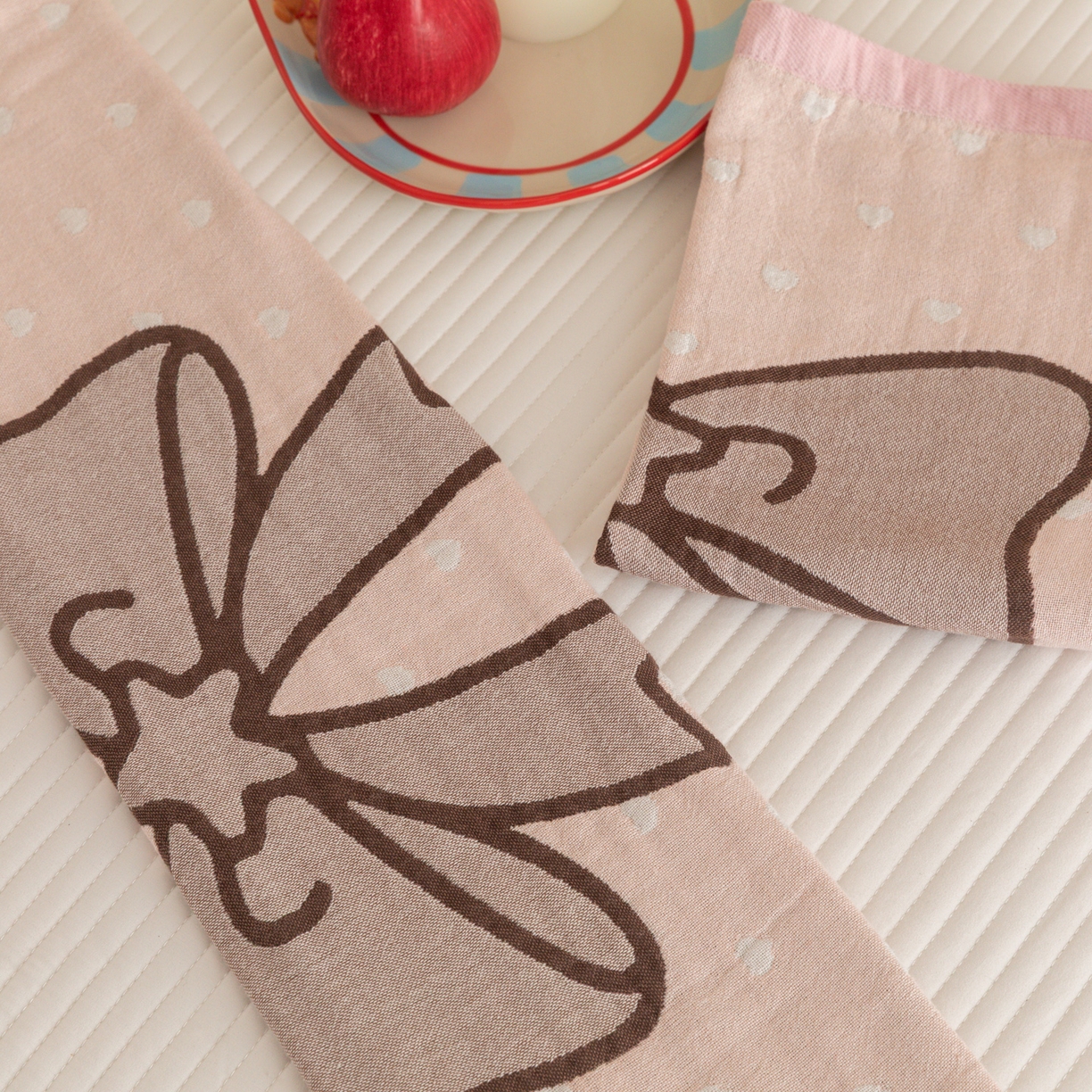 91家纺网 家纺一手货源 找家纺 乐家毛巾被（工厂自产自销） 2026新款四层色织全棉提花纱布软萌枕巾 蝴蝶结