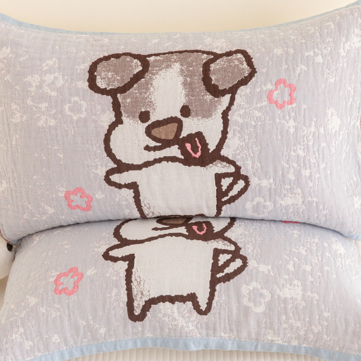 91家纺网 家纺一手货源 找家纺 乐家毛巾被（工厂自产自销） 2026新款四层色织全棉提花纱布软萌枕巾 调皮小狗