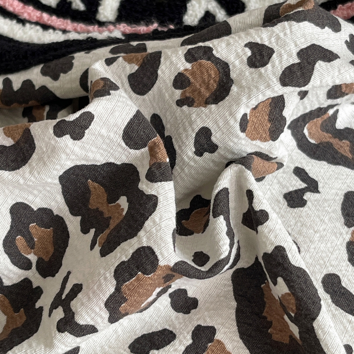 91家纺网 家纺一手货源 找家纺 花伞家居 2026新款皱皱纱毛巾绣豹纹喵四件套含买家秀 小香猫-卡其豹纹