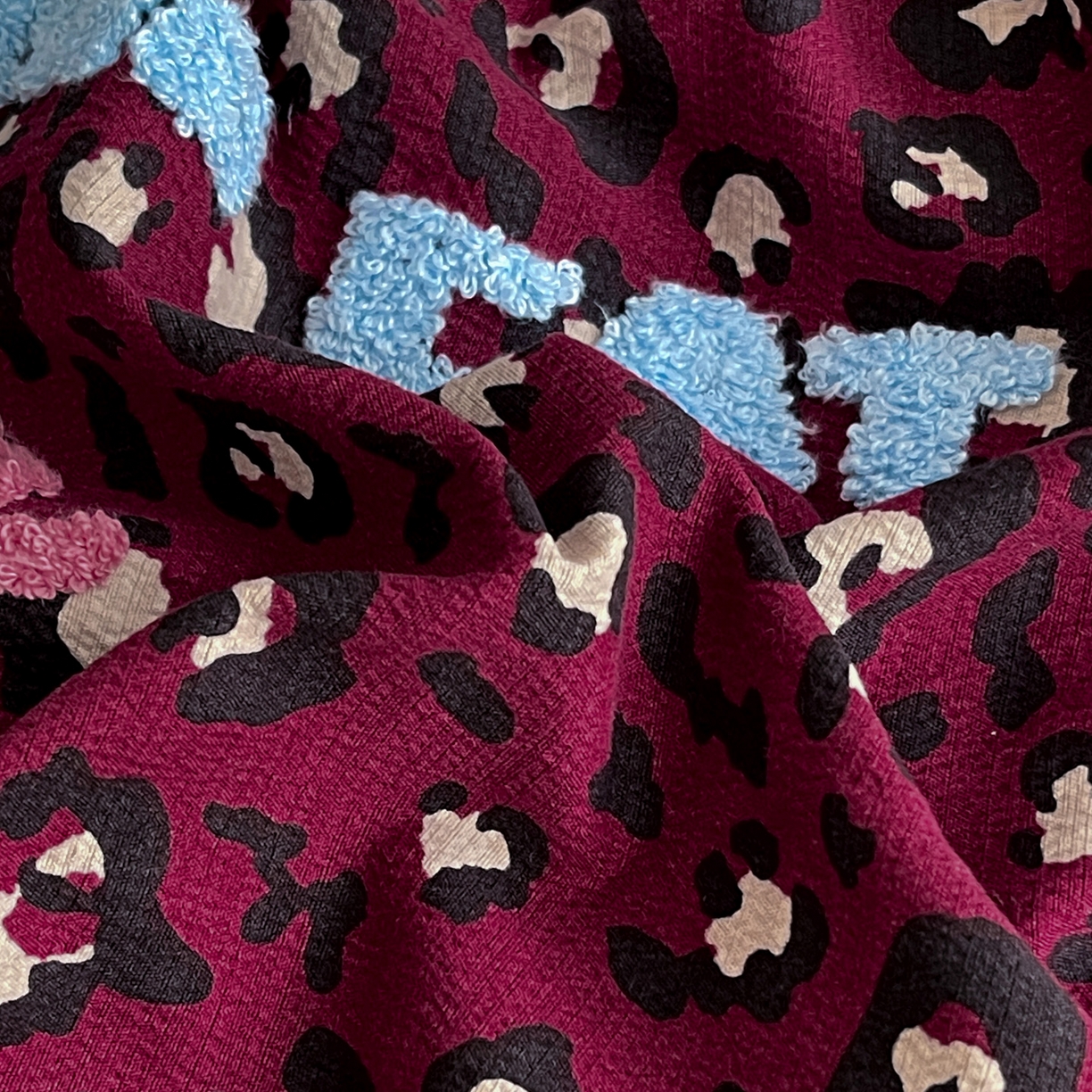 91家纺网 家纺一手货源 找家纺 花伞家居 2026新款皱皱纱毛巾绣豹纹喵四件套含买家秀 星星猫-热情豹纹