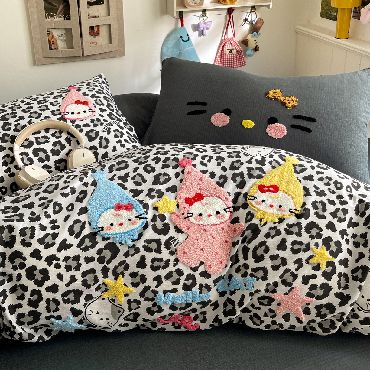 91家纺网 家纺一手货源 找家纺 花伞家居 2026新款皱皱纱毛巾绣豹纹喵四件套含买家秀 星星猫-灰豹纹
