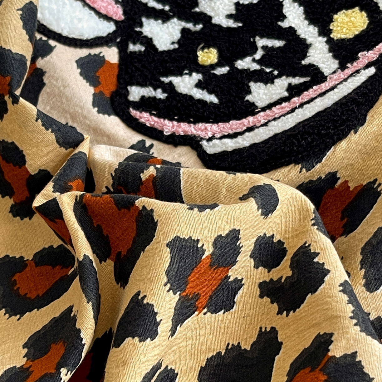 91家纺网 家纺一手货源 找家纺 花伞家居 2026新款皱皱纱毛巾绣豹纹喵四件套含买家秀 小香猫-黄豹纹