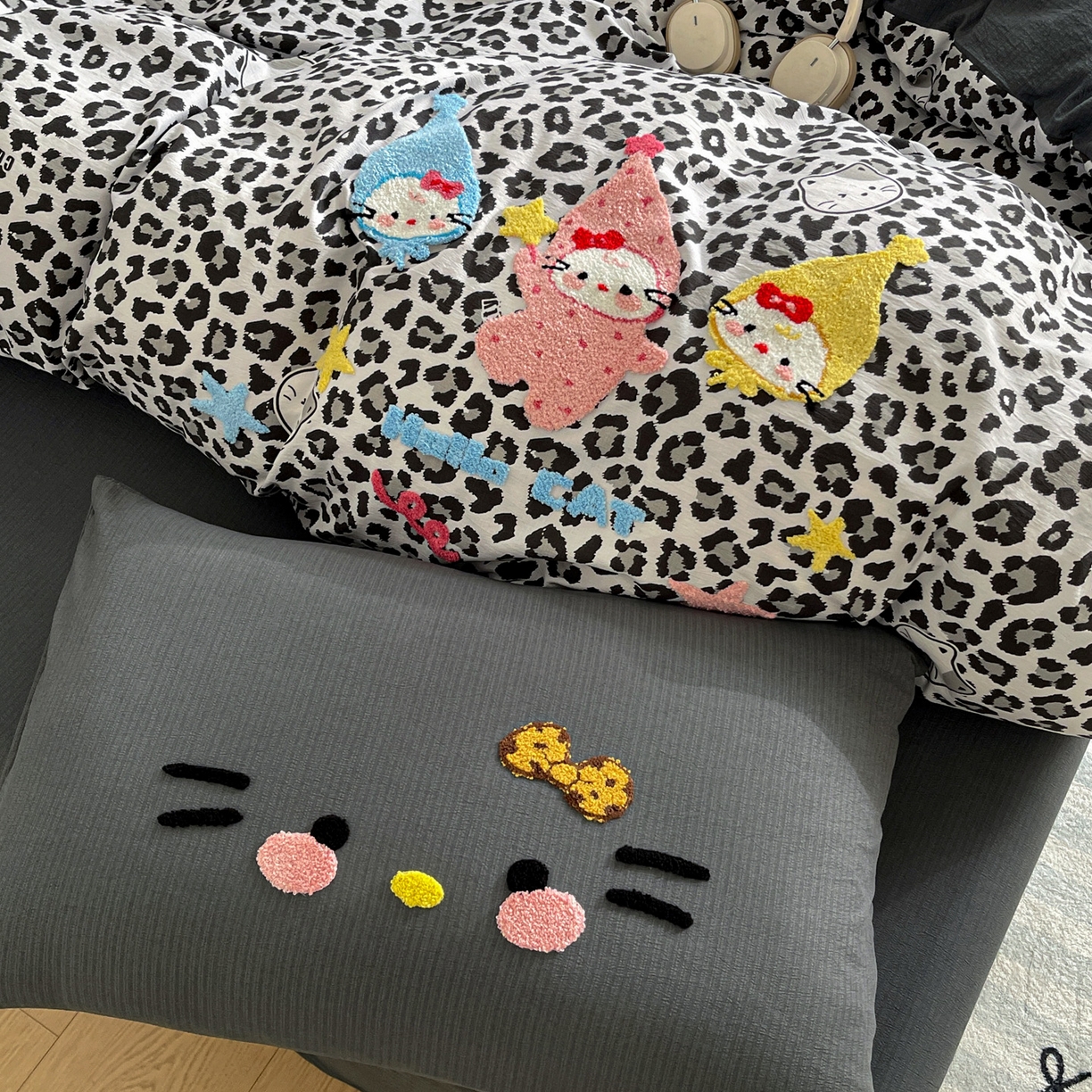 91家纺网 家纺一手货源 找家纺 花伞家居 2026新款皱皱纱毛巾绣豹纹喵四件套含买家秀 星星猫-灰豹纹