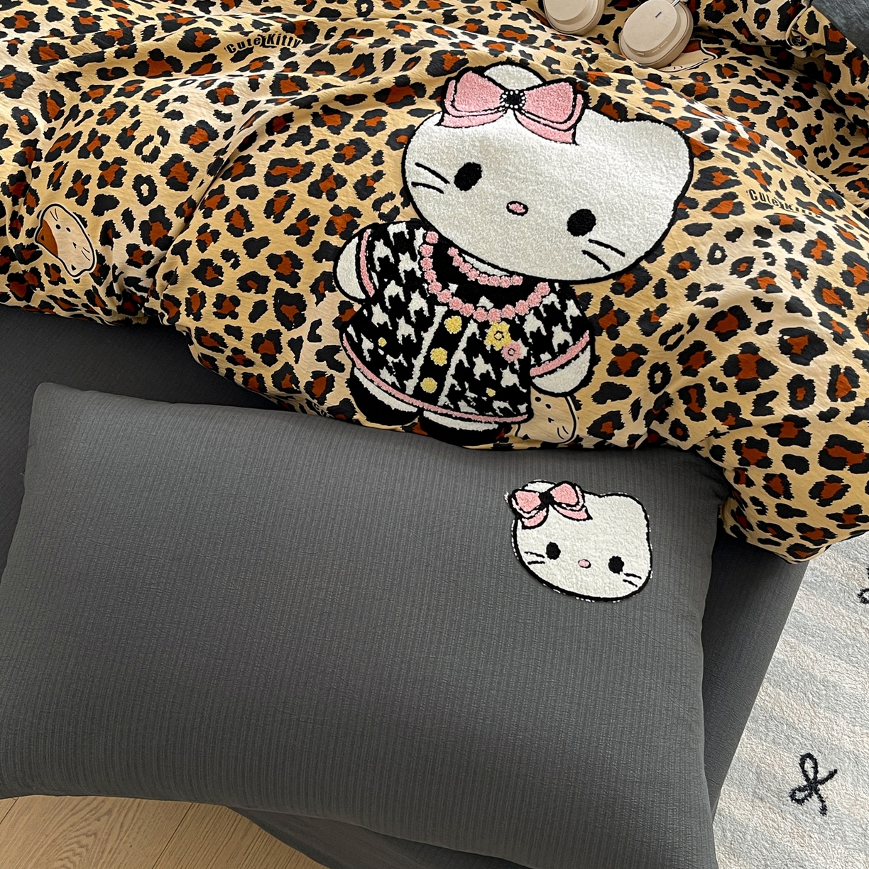 91家纺网 家纺一手货源 找家纺 花伞家居 2026新款皱皱纱毛巾绣豹纹喵四件套含买家秀 小香猫-黄豹纹