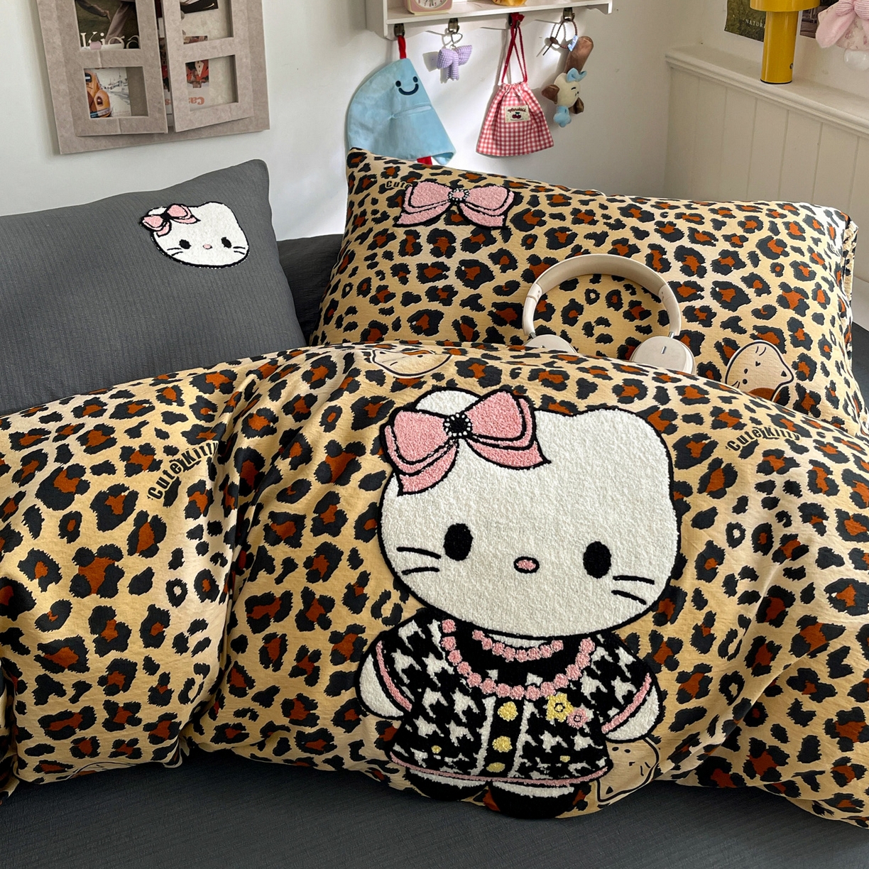 91家纺网 家纺一手货源 找家纺 花伞家居 2026新款皱皱纱毛巾绣豹纹喵四件套含买家秀 小香猫-黄豹纹