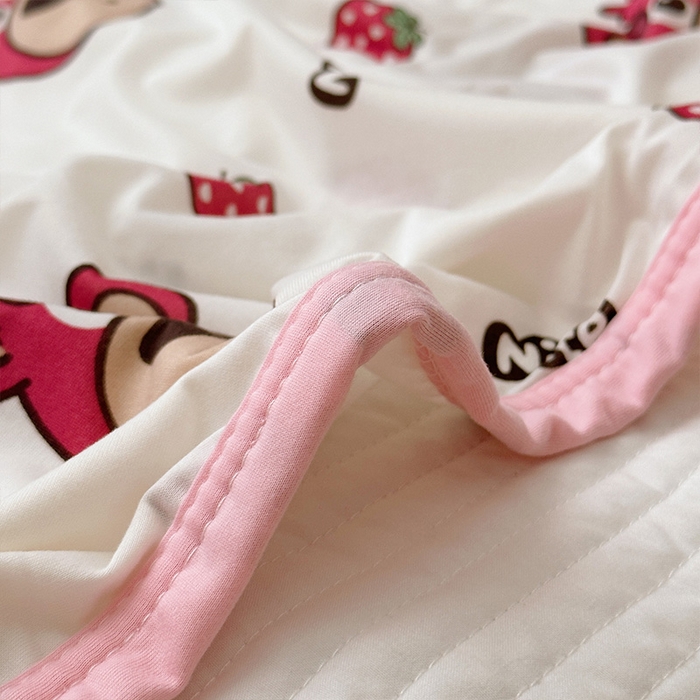 91家纺网 家纺一手货源 找家纺 嗨生活 2026新款婴儿裸睡级凉感幼儿园夏被儿童夏被夏凉被空调被直播微商电商好货推荐产品 草莓熊