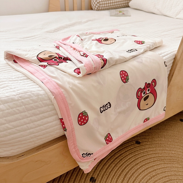 91家纺网 家纺一手货源 找家纺 嗨生活 2026新款婴儿裸睡级凉感幼儿园夏被儿童夏被夏凉被空调被直播微商电商好货推荐产品 草莓熊