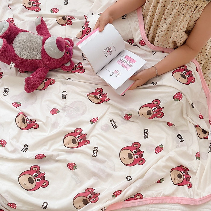 91家纺网 家纺一手货源 找家纺 嗨生活 2026新款婴儿裸睡级凉感幼儿园夏被儿童夏被夏凉被空调被直播微商电商好货推荐产品 草莓熊