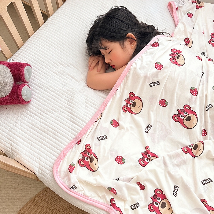 91家纺网 家纺一手货源 找家纺 嗨生活 2026新款婴儿裸睡级凉感幼儿园夏被儿童夏被夏凉被空调被直播微商电商好货推荐产品 草莓熊