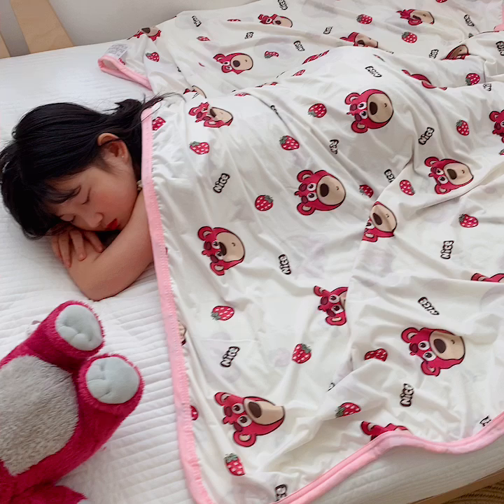 91家纺网 家纺一手货源 找家纺 嗨生活 2026新款婴儿裸睡级凉感幼儿园夏被儿童夏被夏凉被空调被直播微商电商好货推荐产品 草莓熊