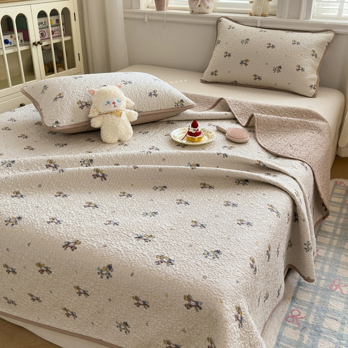 91家纺网 家纺一手货源 找家纺 绵庭家纺 2026新款全棉印花夹棉床盖三件套 小马浅浅